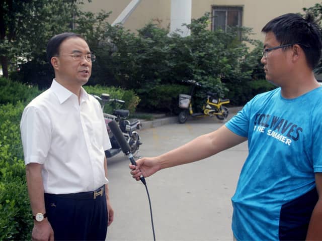山東天意機械董事長劉洪彬作為基層共產(chǎn)黨員，今天接受了當?shù)赜浾叩牟稍L